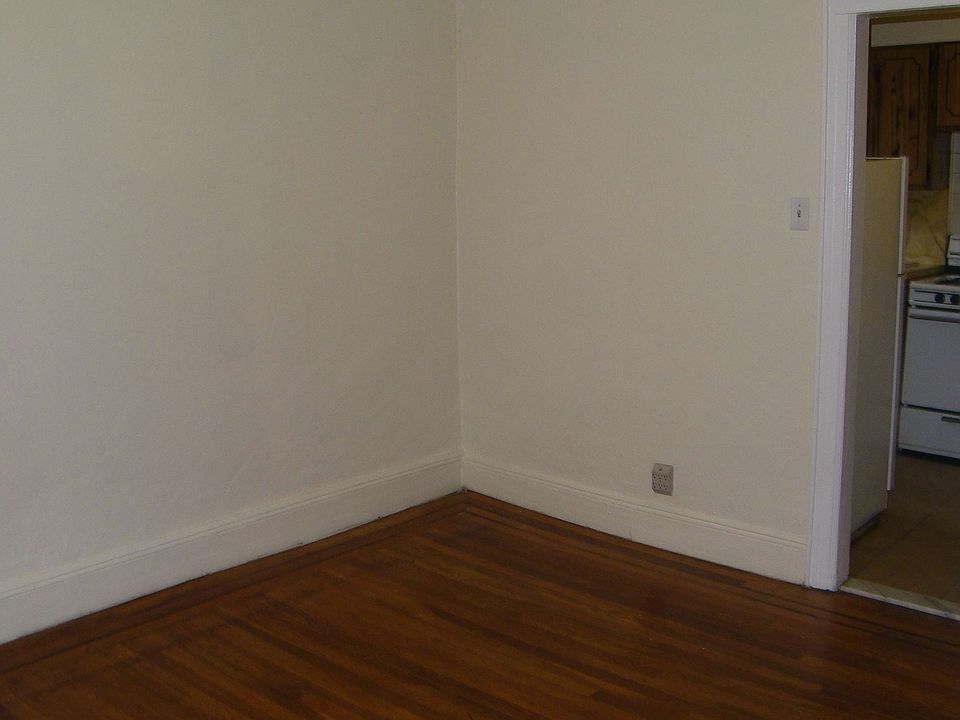 2nd image of 501 Lorimer St APT 2L
