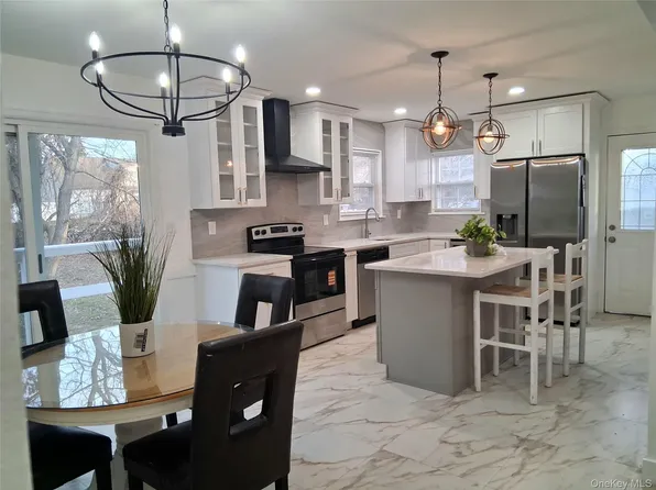 917 Sipp Ave, East Patchogue, NY 11772