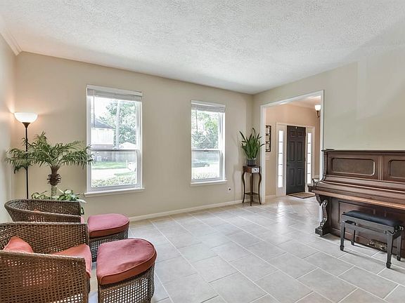 Foyer features an open passage way to flex room could be use as (Study/Formal living)