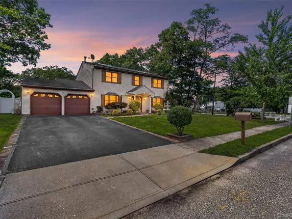 4 Winding Lane, Islandia, NY 11749