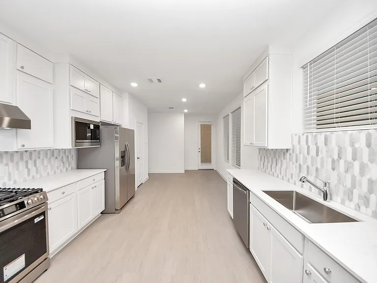 904 Capracotta Dr — Photo 3