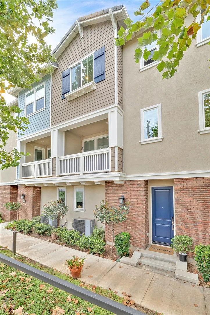 3 bed, 2.5 bath, 1643 sqft, $4,480 — Photo 2