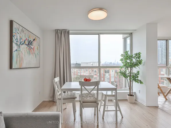 22 Southport St #828, Toronto, ON M6S 4Y9