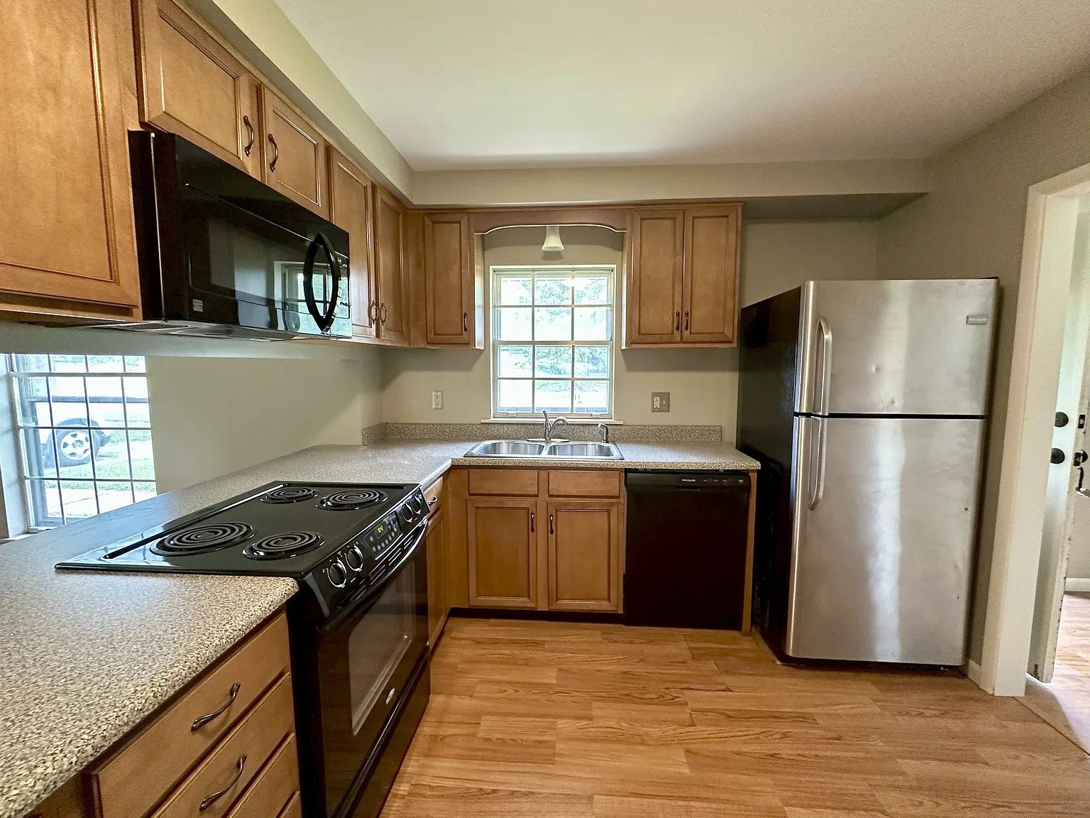 3 bed, 1.5 bath, 1177 sqft, $1,950 — Photo 4