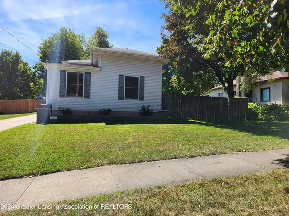 421 Pleasant St, Grand Ledge, MI 48837