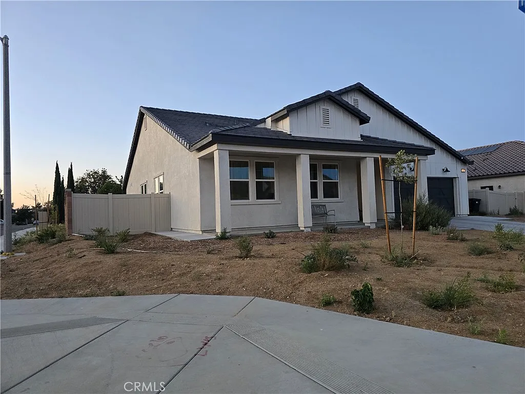 4 bed, 2406 sqft, $3,990 — Photo 2