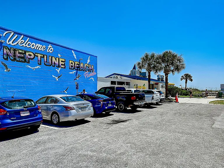 Minutes to Neptune Beach