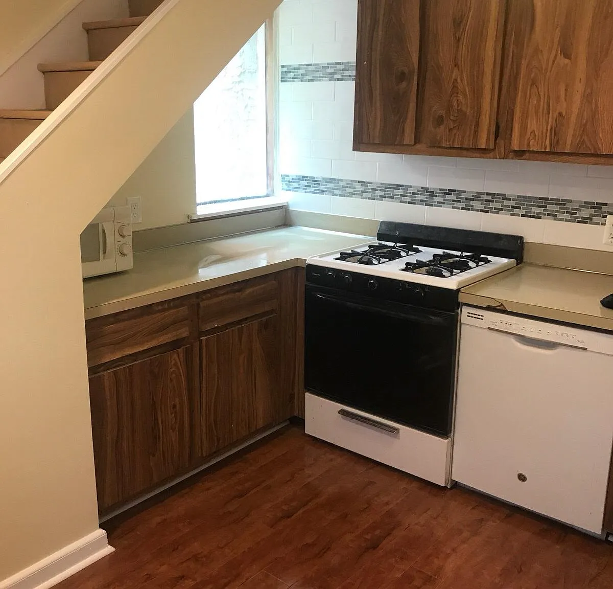 2 bed, 950 sqft, $1,900 — Photo 2
