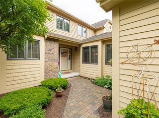 690 N Cove Dr, Webster, NY 14580