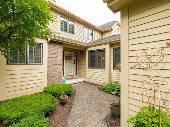 690 N Cove Dr, Webster, NY 14580