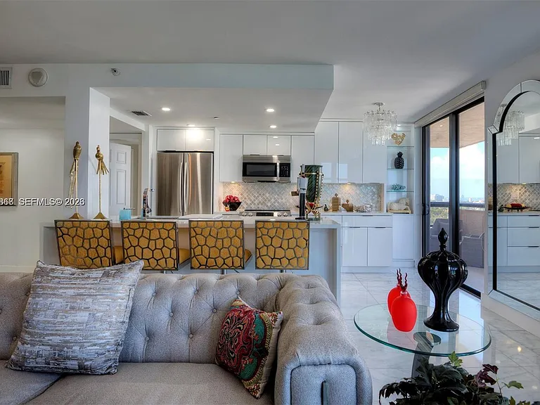 2555 Collins Ave #1400 — Photo 6