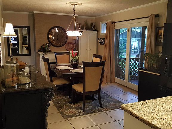 Kitchen Dining w Fireplace