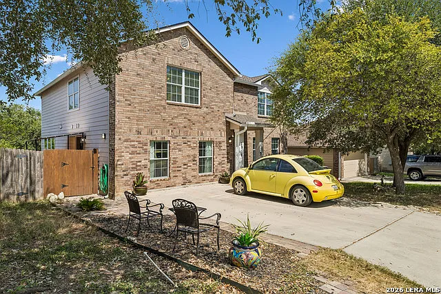 5 bed, 2.5 bath, 2740 sqft, $2,490 — Photo 2