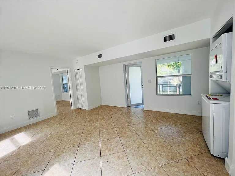 950 Bay Dr #6 — Photo 4
