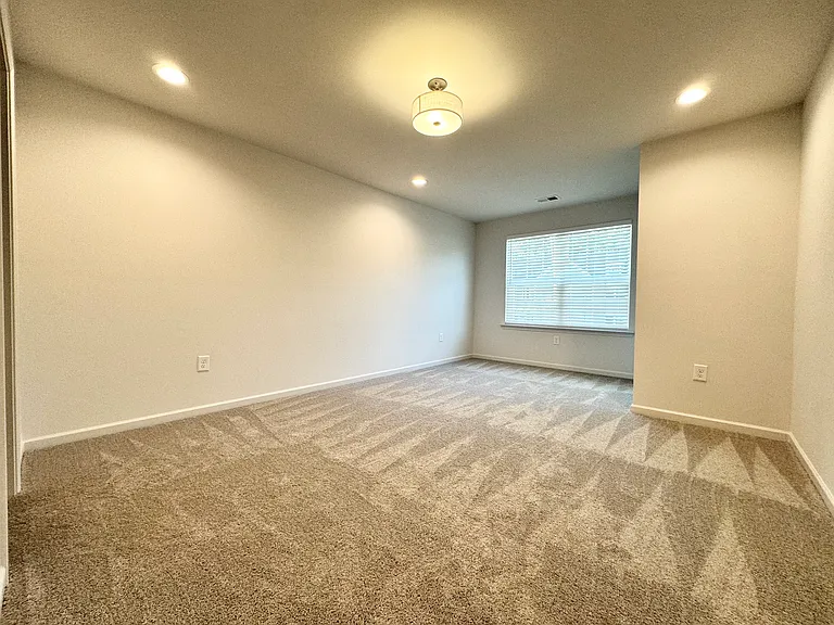 401 Austin Dr — Photo 10