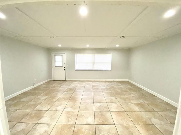 3rd image of 104 NW Curry Street