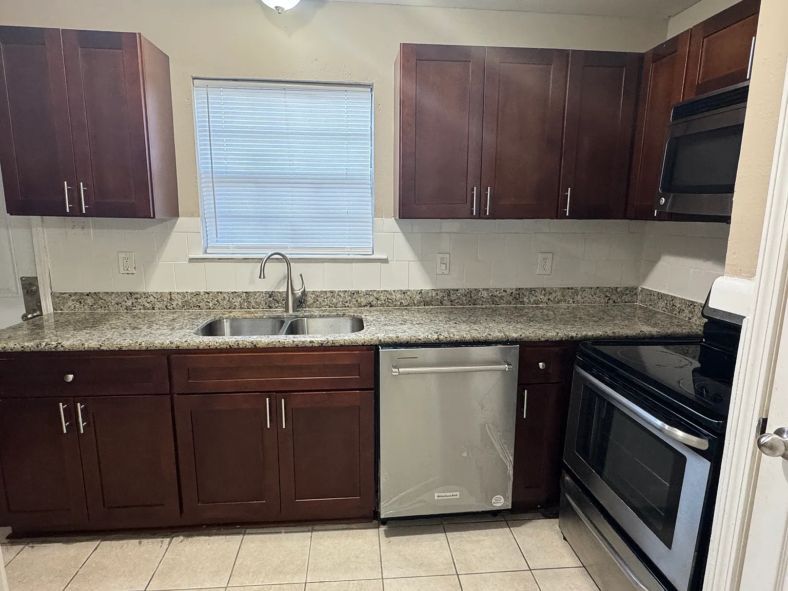 2 bed, 1.5 bath, 1500 sqft, $1,200 — Photo 2