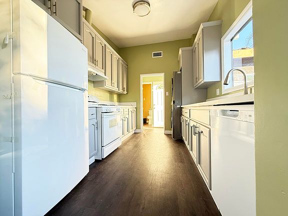 5th image of 18540 Arminta St