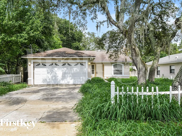 325 Crabtree Ave — Photo 1