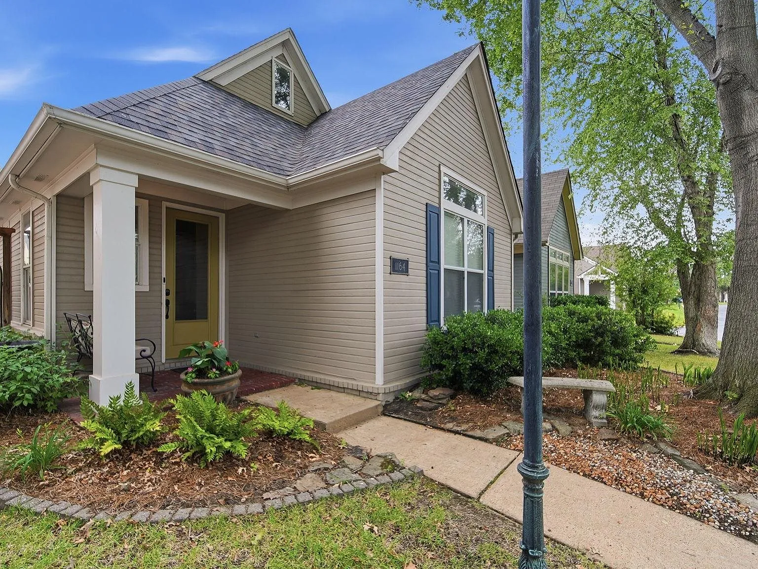 3 bed, 2.0 bath, 1297 sqft, $2,100 — Photo 2