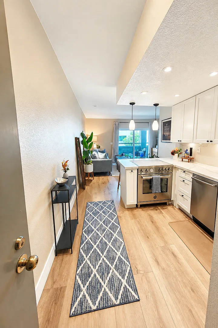 Furnished 1-Bedroom Garden Oasis with parking included — Photo 2