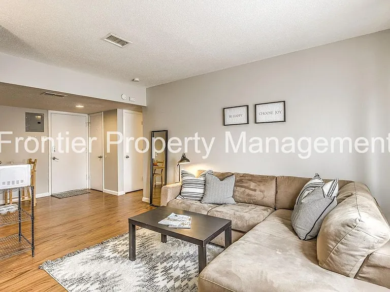 1 Bed/1 Bath Apartment off Hampton Ave! — Photo 9