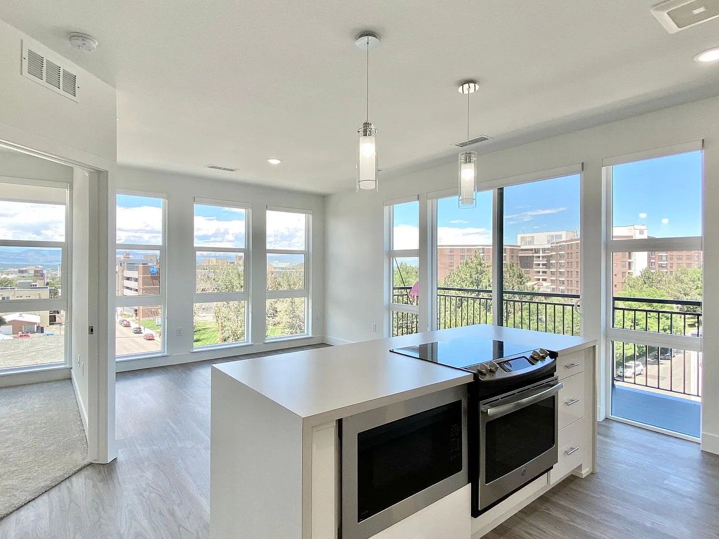 Luxury Top-Floor Condo with Stunning Mountain & City Views — Photo 2