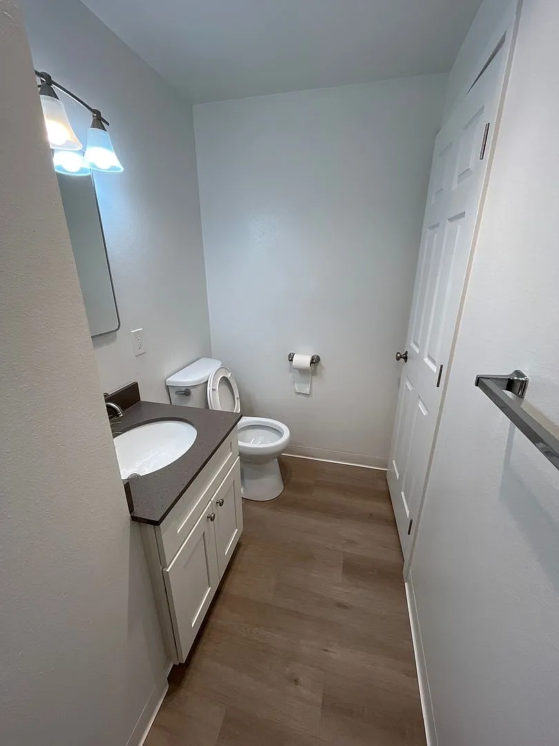 Kingswood Townhome Apartments — Photo 3