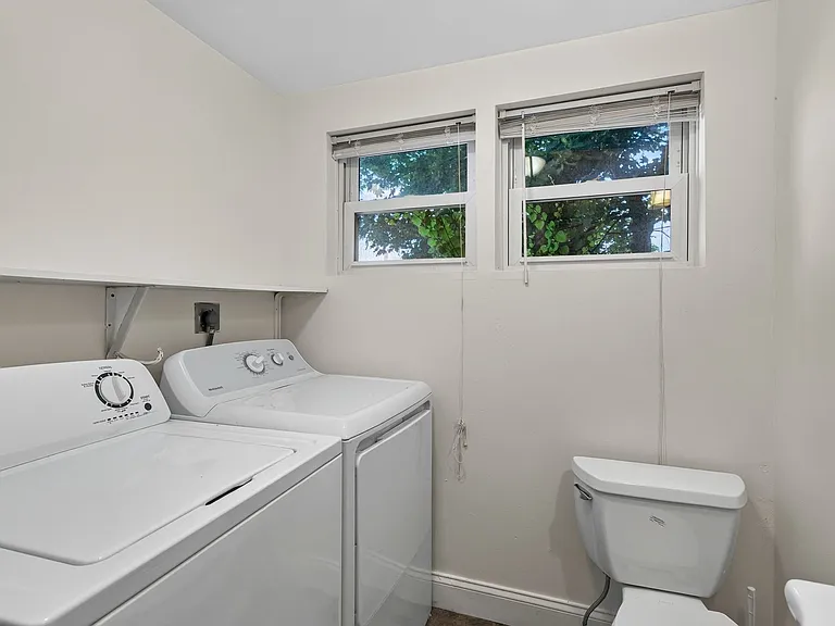 223 N New St — Photo 21