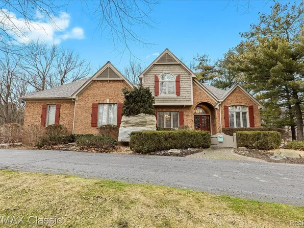 1761 Hidden Valley Dr, Milford, MI 48380