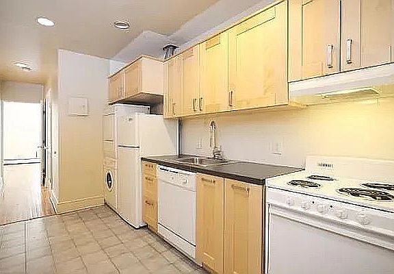 4th image of 479 W 22nd St APT 2