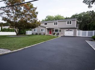 44 Gull Dip Rd, Ridge, NY 11961