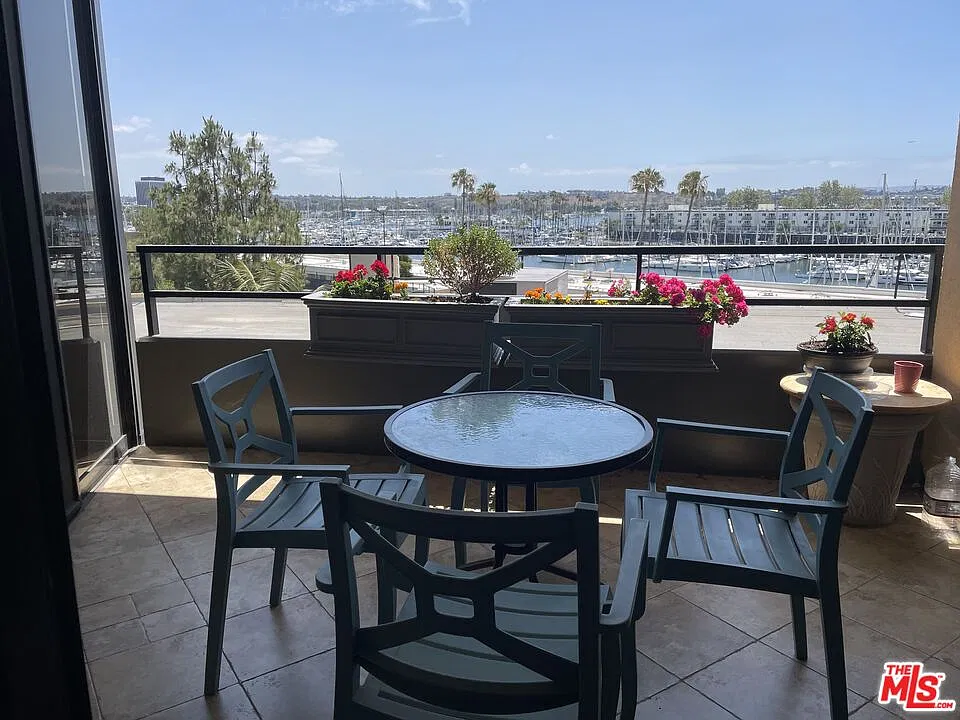 1 bed, 1.0 bath, 1050 sqft, $5,000 — Photo 3