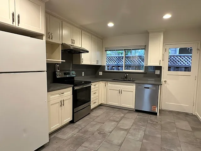 2 bed, 757 sqft, $3,300 — Photo 3
