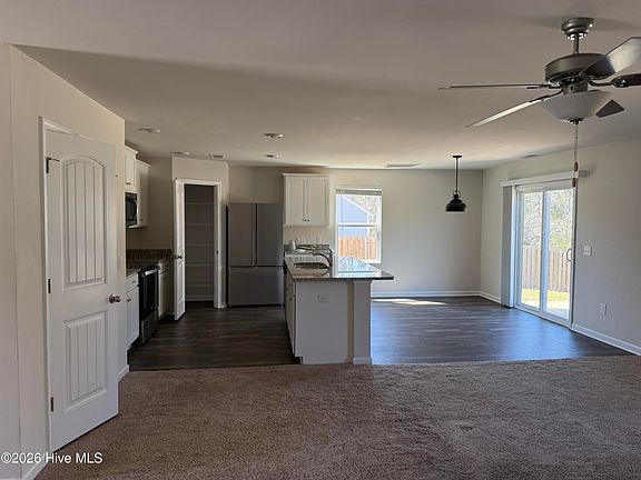 4th image of 472 Poppleton Dr