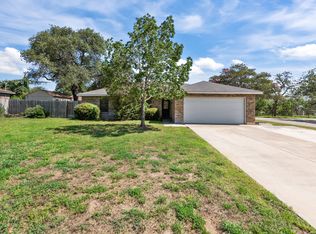 302 Bain Dr, Devine, TX 78016
