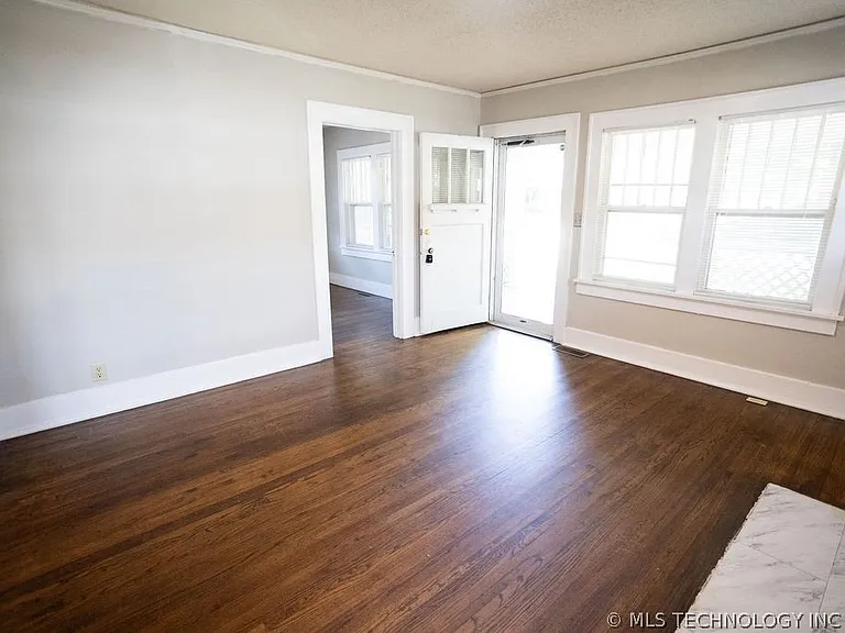 1147 S Florence Ave — Photo 15