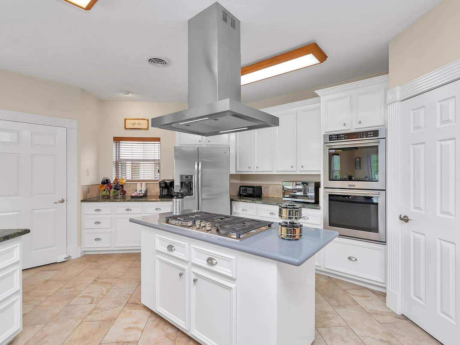 6 bed, 2.5 bath, 4442 sqft, $6,000 — Photo 3