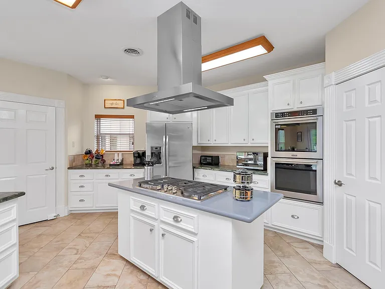 1730 Lakeshore Dr — Photo 3