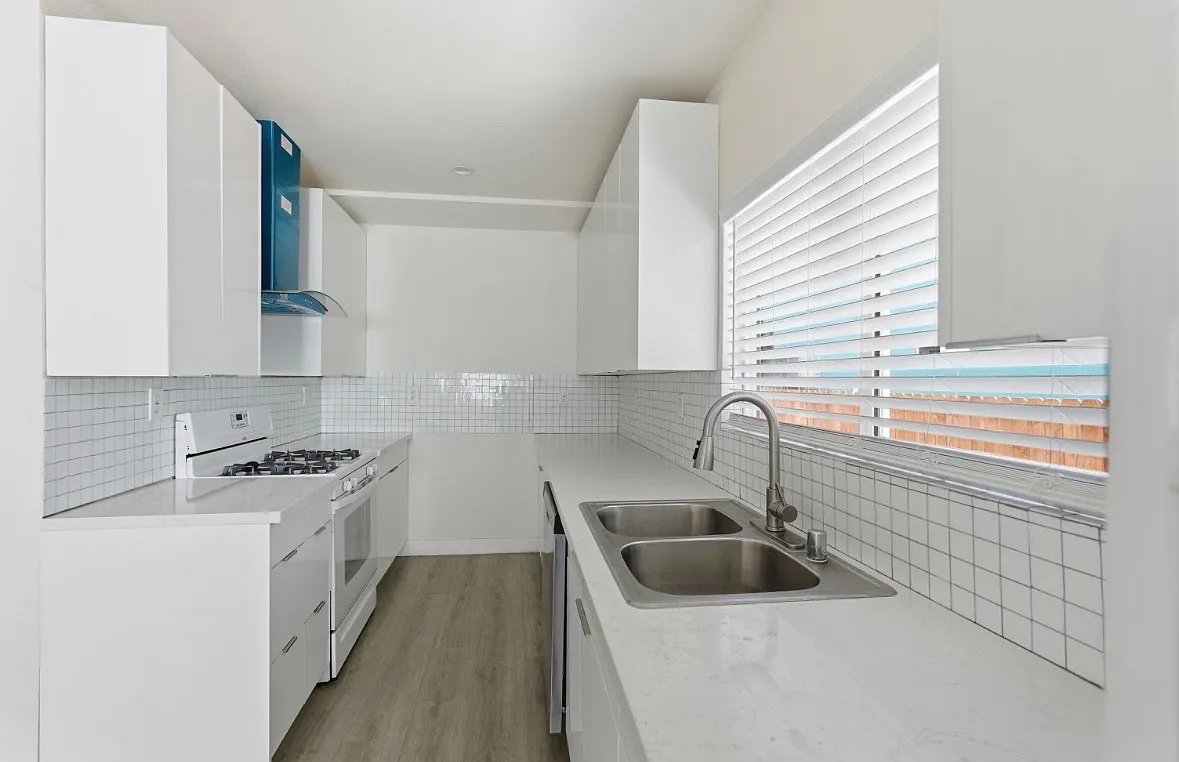 3 bed, 1350 sqft, $3,390 — Photo 4