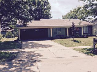 1028 Summer Tree Dr, Ballwin, MO 63011