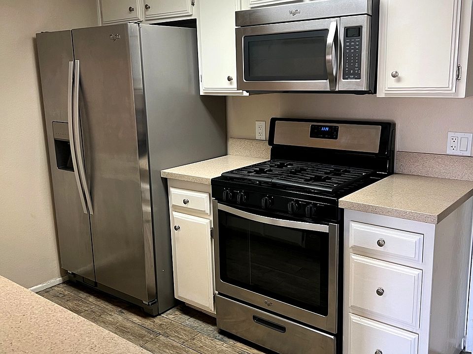 Stainless Steel Appliances and Spacious Kitchen!