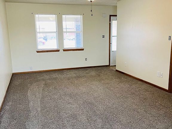 3rd image of 902 Windwood Dr #1