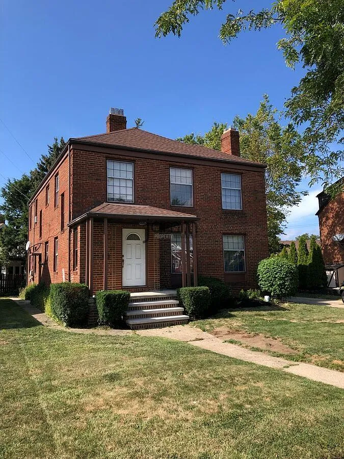 2-Bedroom Brick Upper Unit in Lakewood! — Photo 2