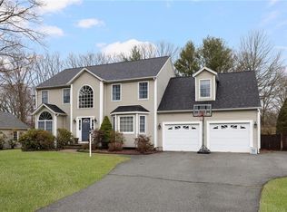 33 Old Meadow Ln, Cumberland, RI 02864
