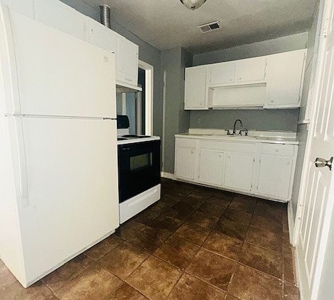 3rd image of 4134 Leroy Ave