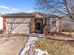 4961 Carrington Dr, Rochester, MI 48306