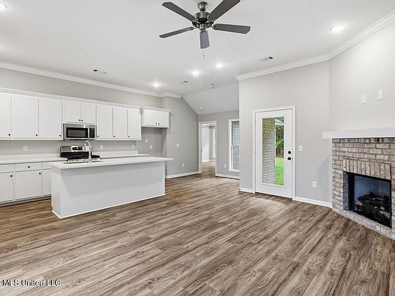 4th image of 536 Stone Brook Pl