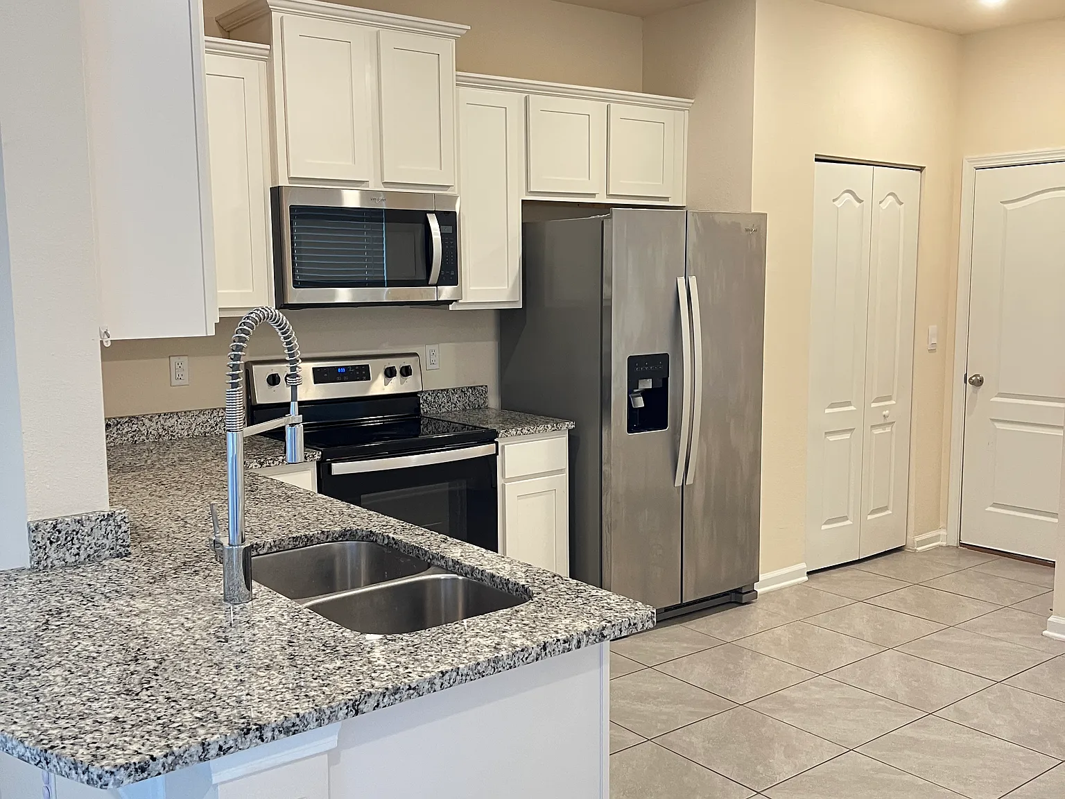 3 bed, 1502 sqft, $2,100 — Photo 4