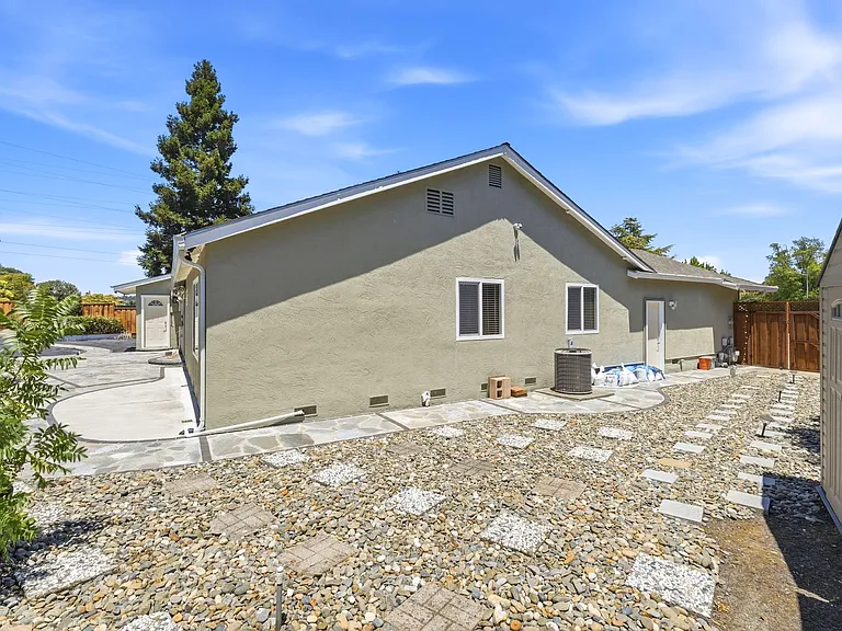 325 Goshen Ct — Photo 37